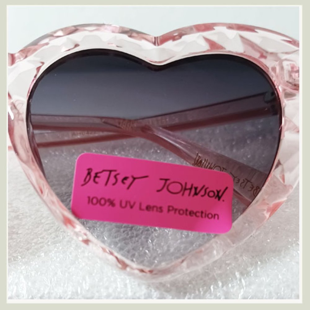 💖🕶️✨ Betsey Johnson Faceted Heart Sunglasses – Pink Oversized Frames - Picture 7 of 7